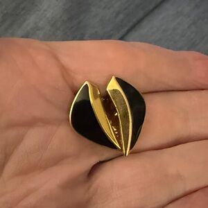 Monet Vintage Signed Black Enamel Gold Tone Abstract Clip On Earrings.